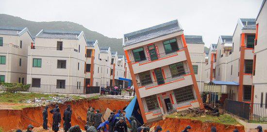 陵水黎族自治县出现了暴雨到大暴雨的天气,陵水县黎安镇大墩村一民房